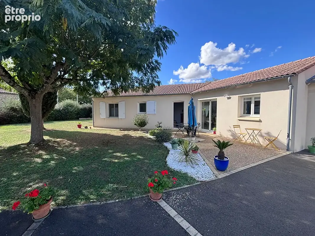 Vouillé, Maison de plain-pied, 121 m² habitables. - photo 2