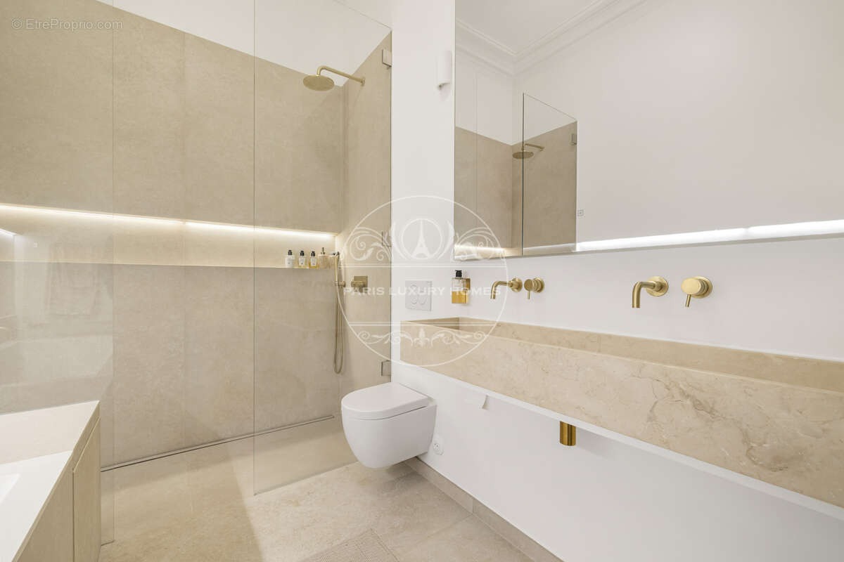 Appartement à PARIS-1E