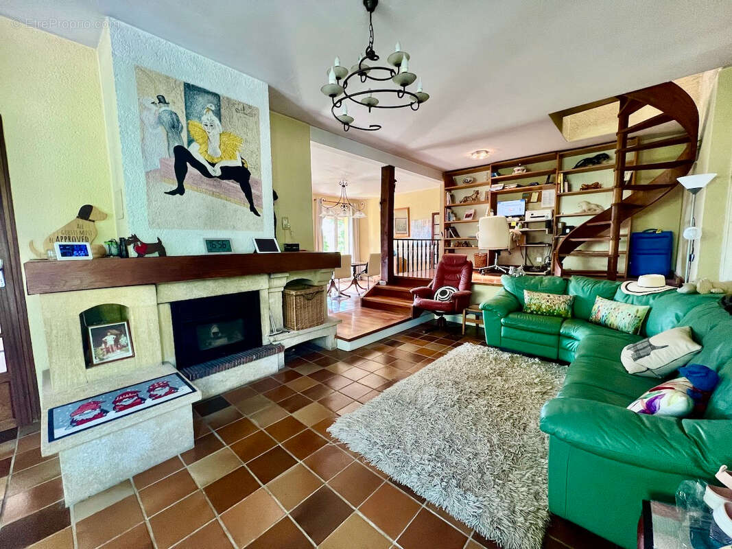 À quelques minutes du centre de Laroque-Timbaut, venez découvrir cet ensemble immobilier  d'environ 150 m² avec gîte et piscine, - photo 5