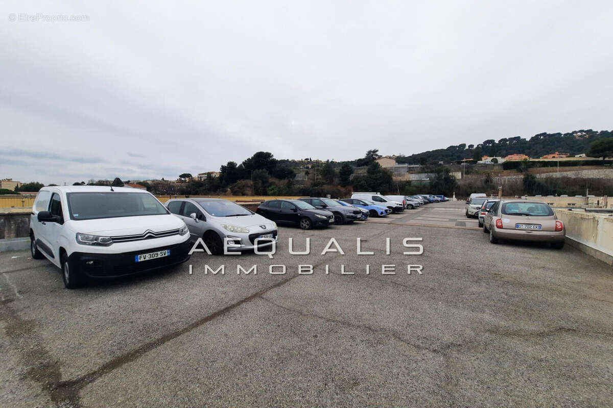 Parking à SAINT-LAURENT-DU-VAR