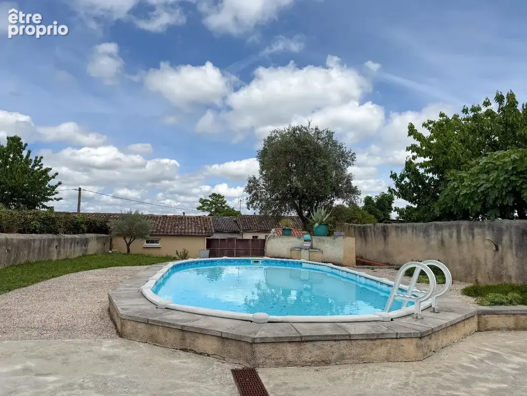 Une rénovation contemporaine pour deux maisons reliées par un patio et jardin avec piscine - photo 13