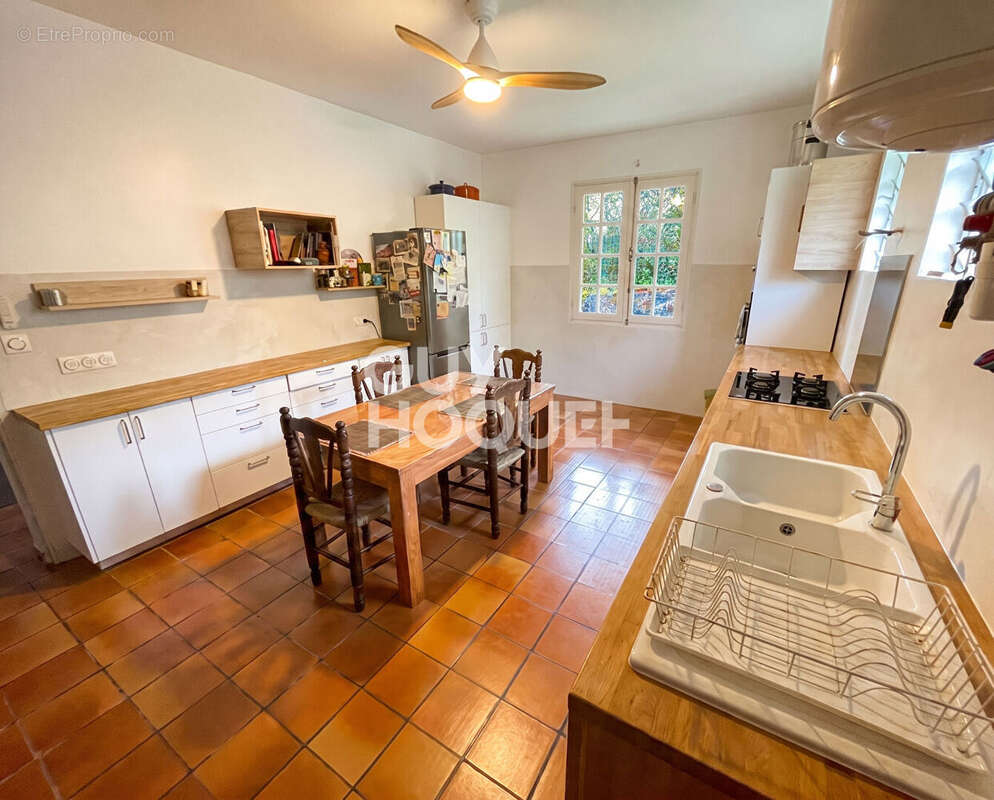 VILLA T6 de 238m² sur terrain de 2896 m² - BDN STE CLOTILDE - photo 4