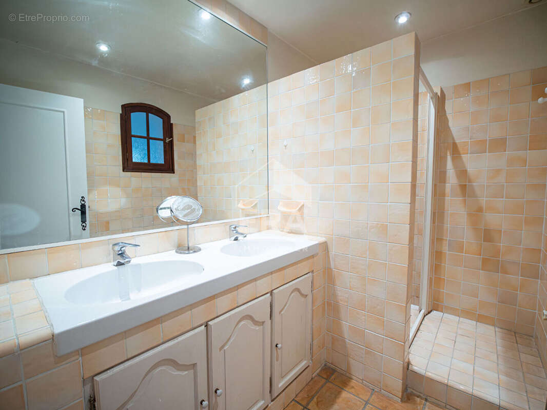 Autre à LA ROQUETTE-SUR-SIAGNE