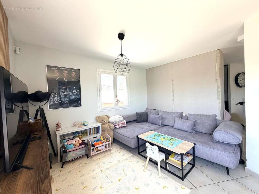 Maison 130 m² à Saint-Jean-De-Thurigneux  - photo 6