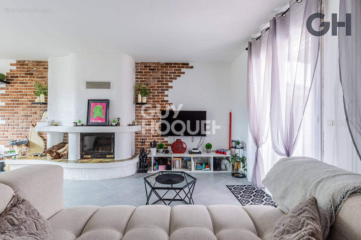 Appartement à COMBS-LA-VILLE