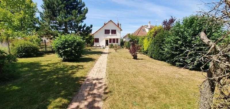 Maison à SAINTE-GENEVIEVE-DES-BOIS