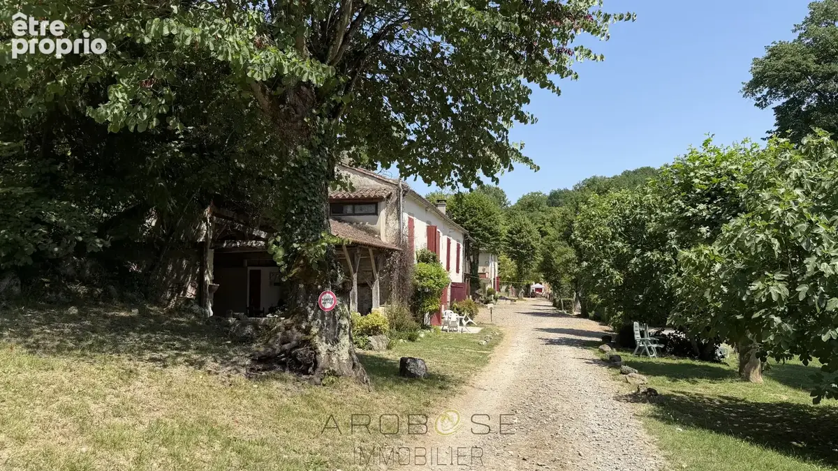 Propriété de caractère avec activité de gîtes sur  environ 10 hectares . - photo 8
