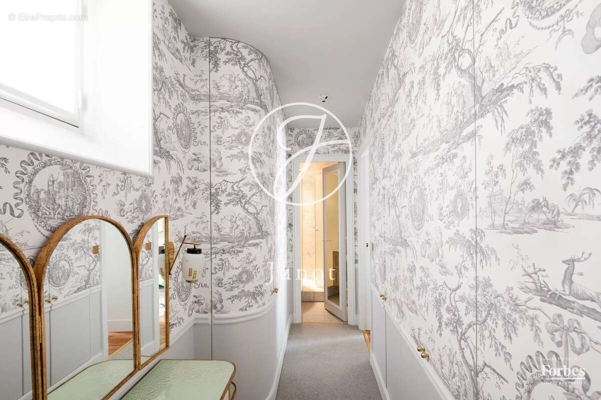 Appartement à PARIS-16E