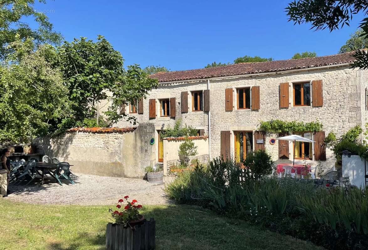 Maison à SAINT-PIERRE-DE-JUILLERS