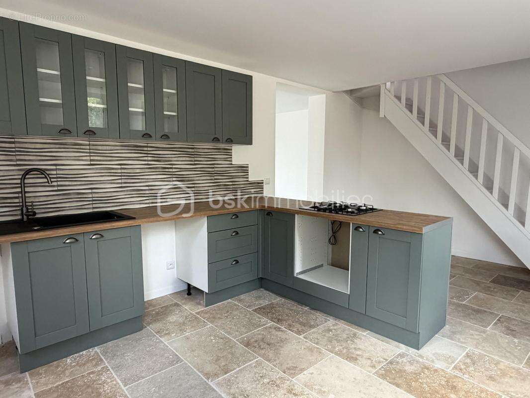 Très belle maison de la fin du 19 ème siècle entièrement rénovée, composée de ses 3 chambres et de son garage ! - photo 3