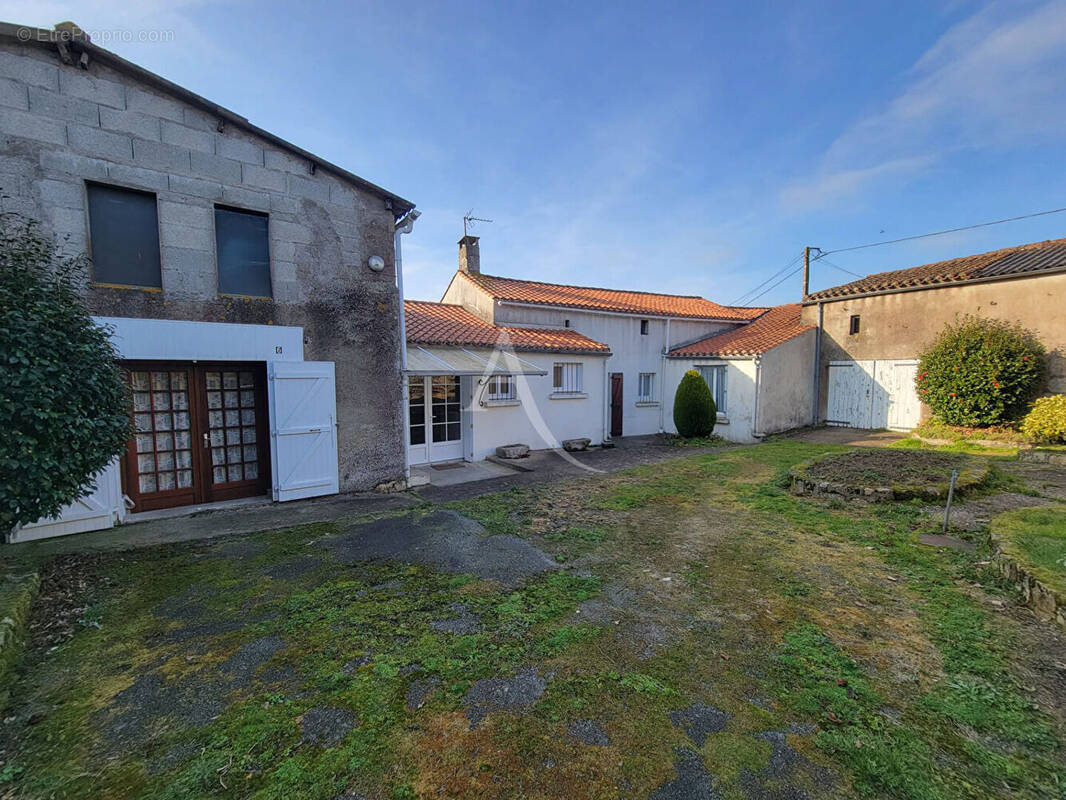 Maison à SAINT-ETIENNE-DU-BOIS