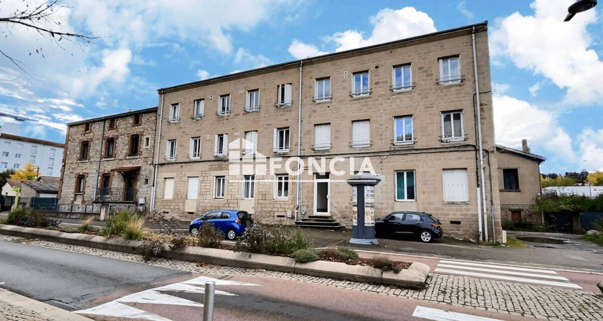 Appartement à LE CHAMBON-FEUGEROLLES