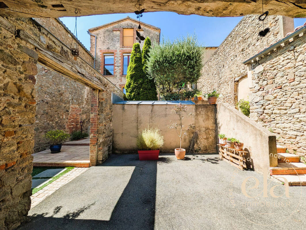 Maison 325 m² à Pouzauges  - photo 1