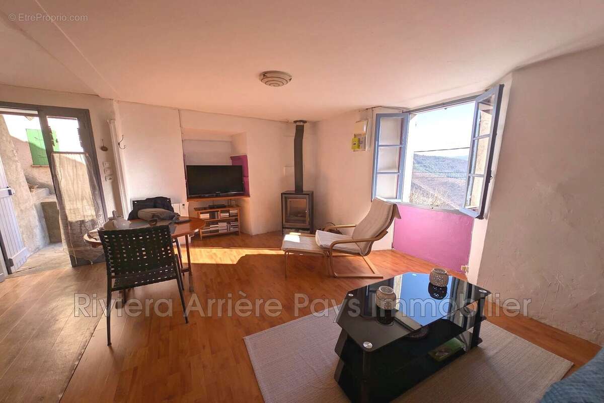 Maison à CASTELLET-LES-SAUSSES