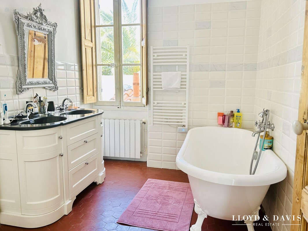 SALLE DE BAINS  - Maison à MARSEILLE-16E