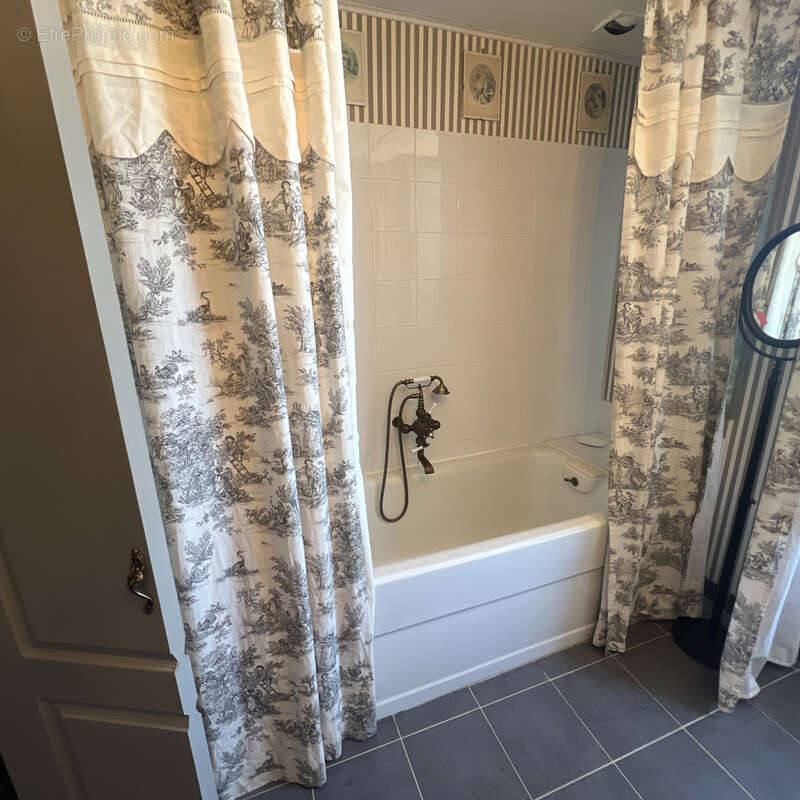 Appartement à CHATEAUNEUF-DU-FAOU