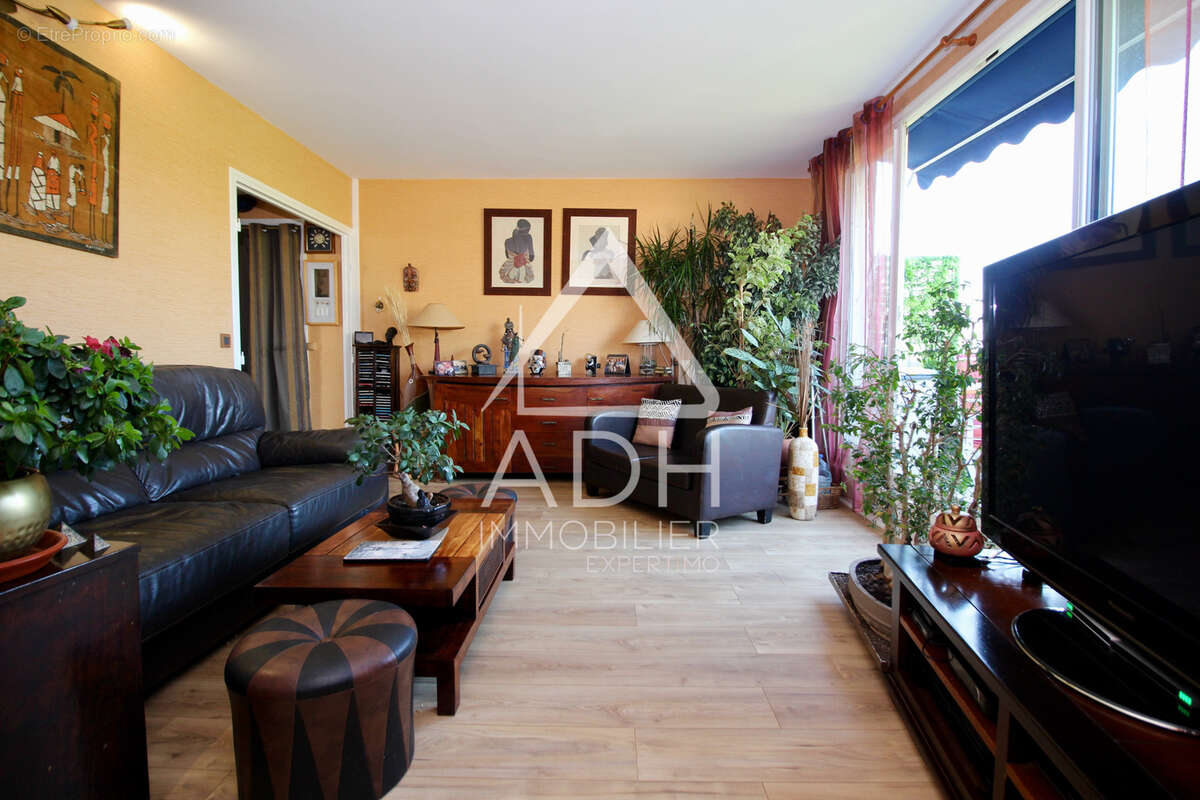 Appartement à NEAUPHLE-LE-CHATEAU