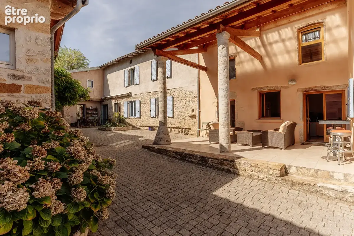 St germain au mont d'or, corps de ferme avec dependances, jardin et piscine - photo 2