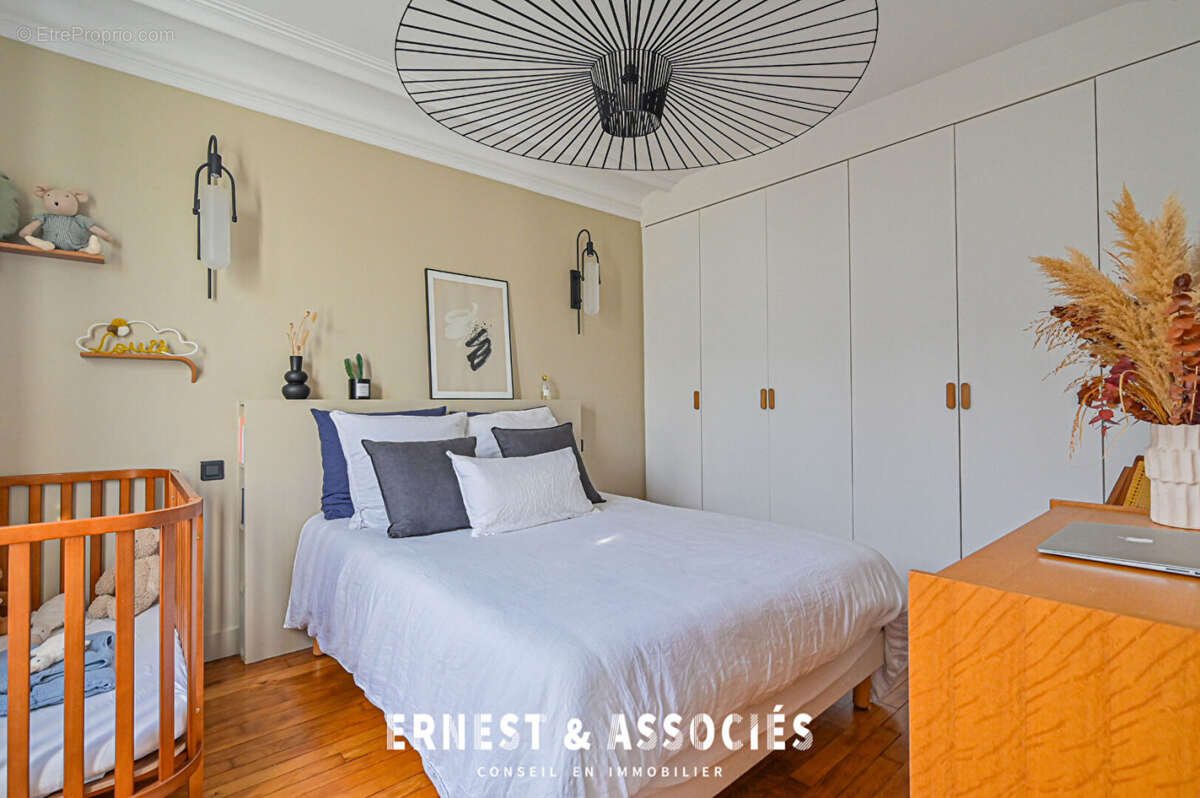 59374284f.jpg - Appartement à PARIS-18E