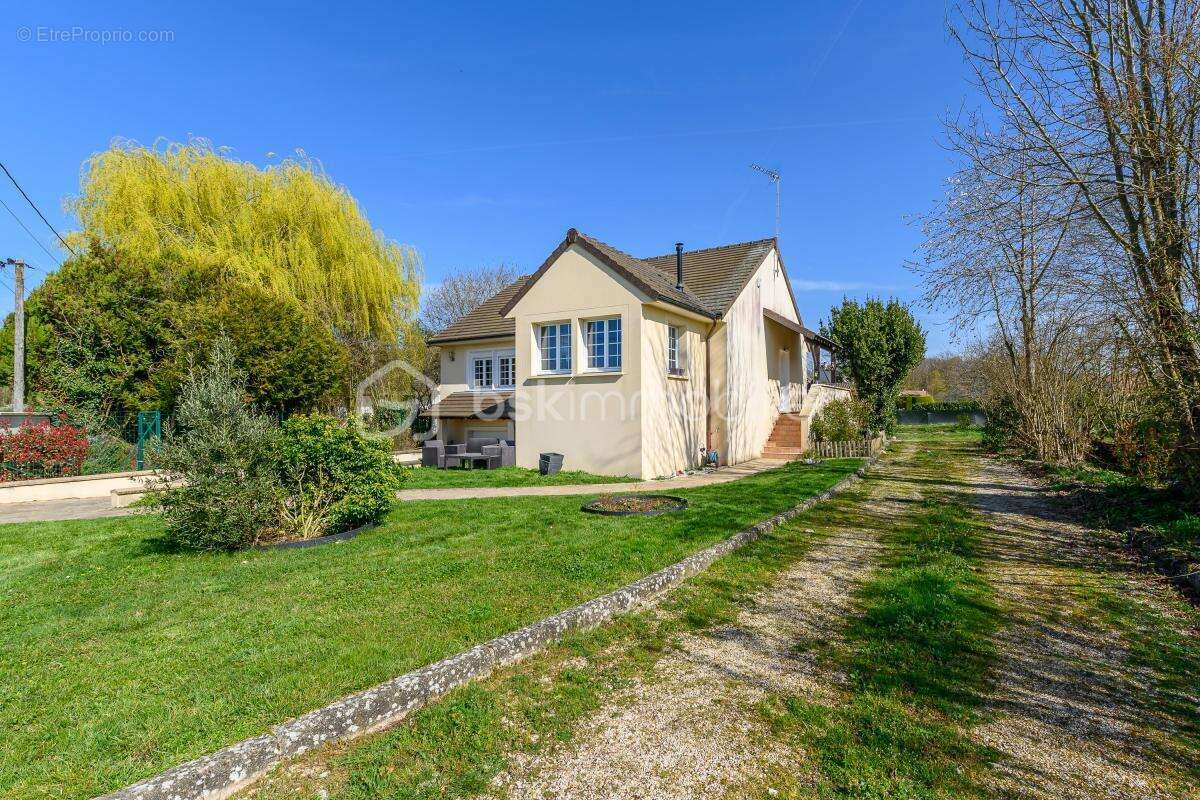 Maison à VILLENEUVE-LE-COMTE