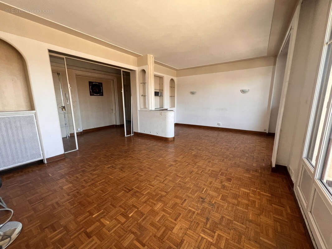 Appartement à MARSEILLE-1E