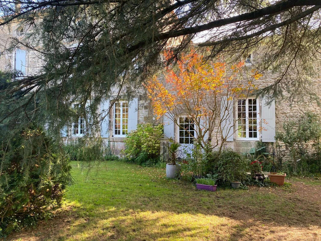 Maison 594 m² à Champagne  - photo 3