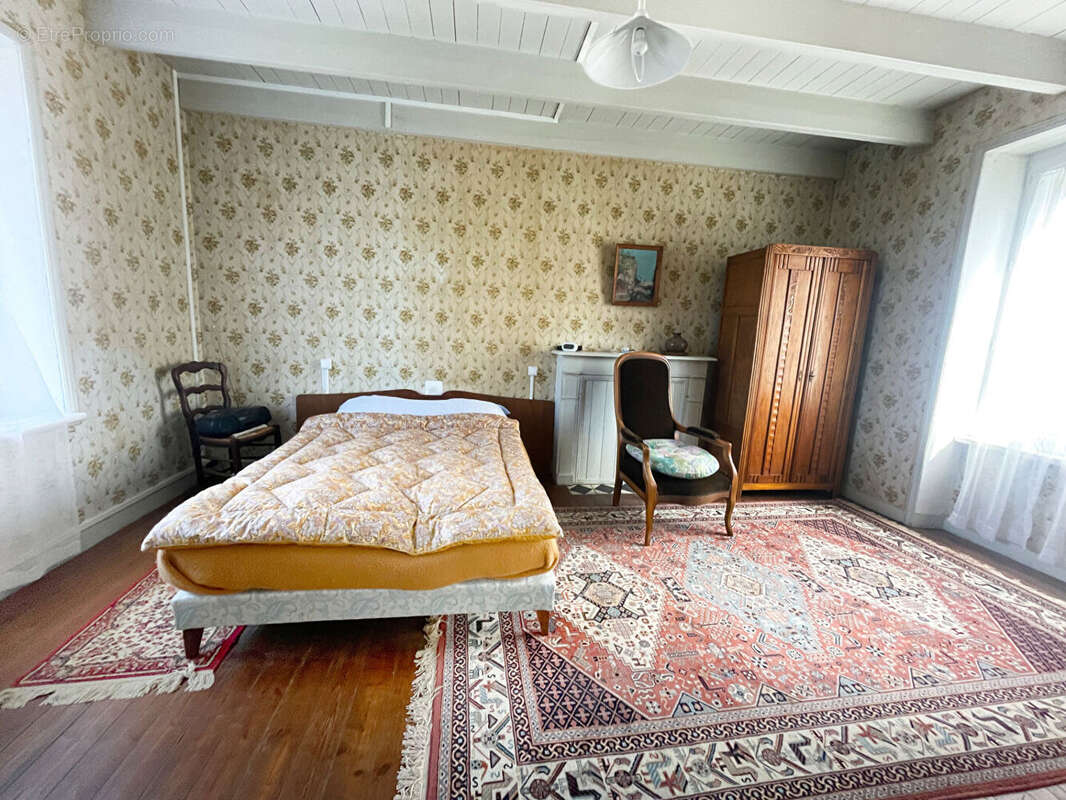 Maison à CHATEAUNEUF-DU-FAOU