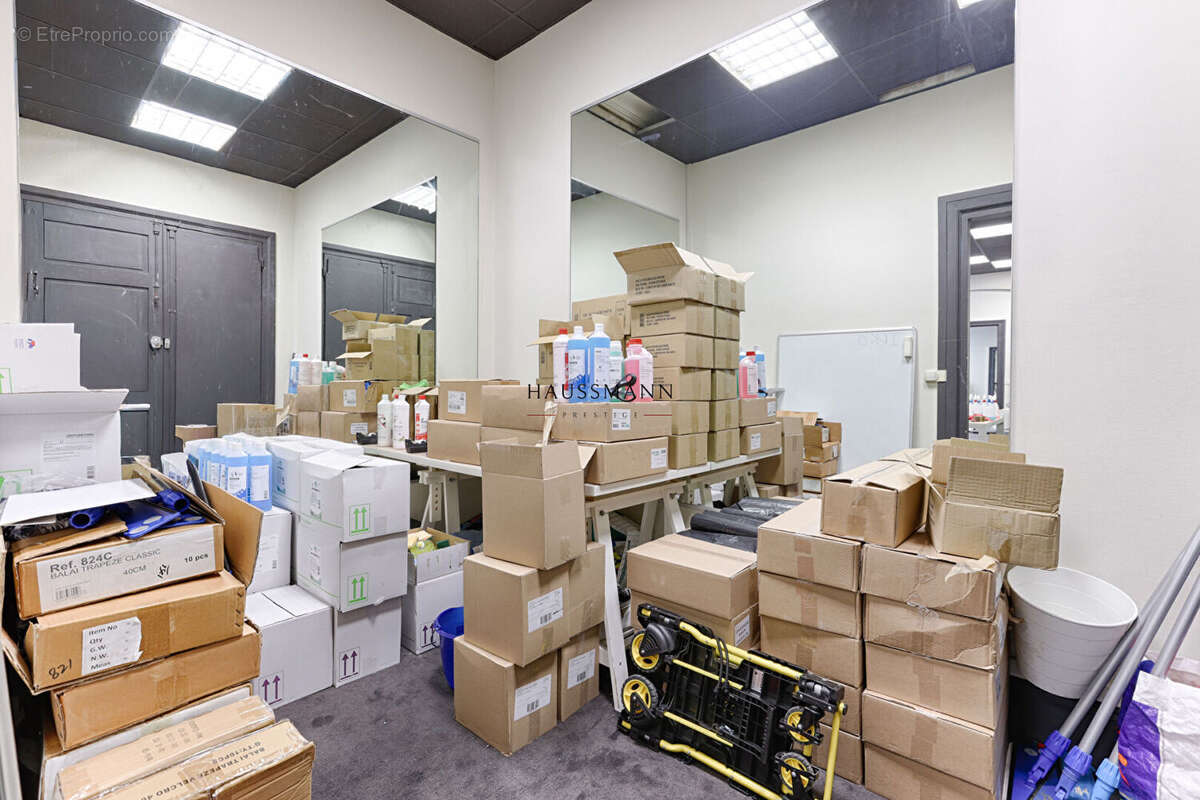 Commerce à PARIS-8E