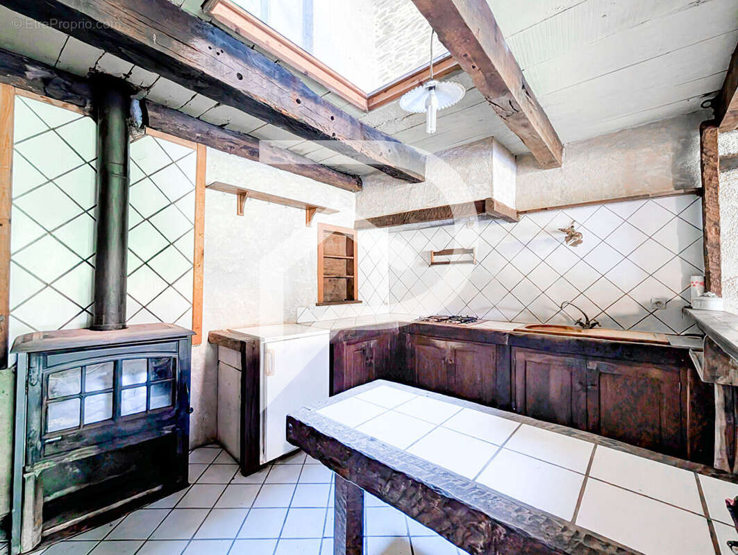 Maison à LAVAL-ROQUECEZIERE