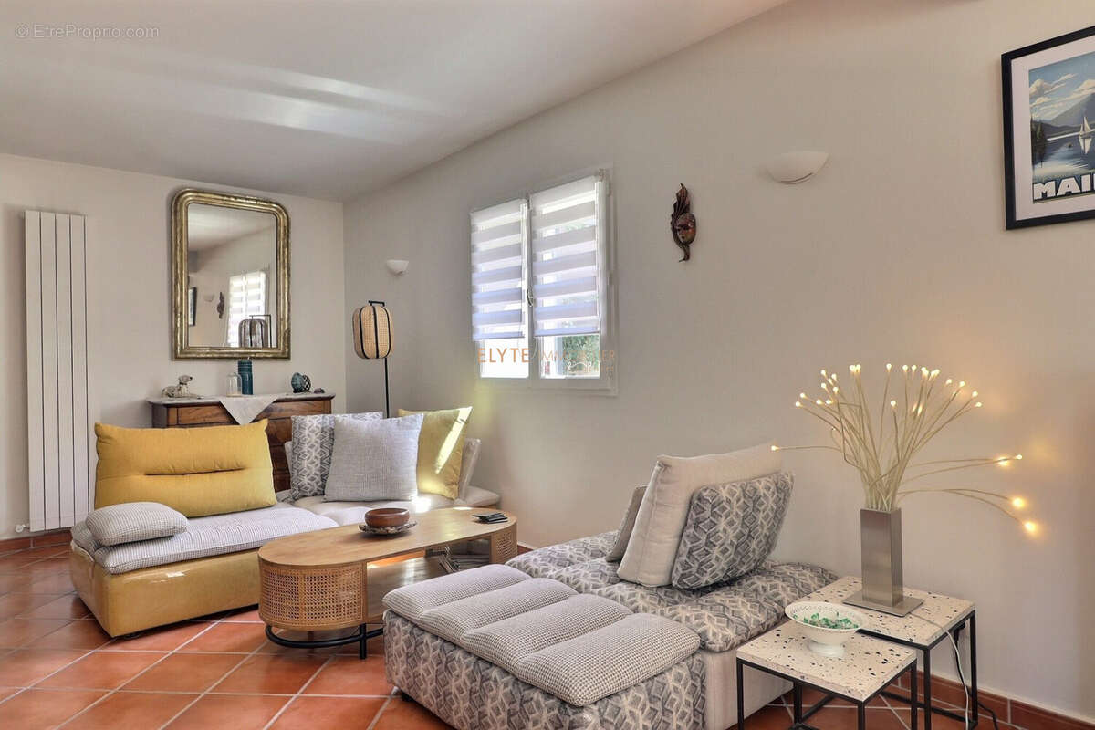 Maison 207 m² à Camps-La-Source  - photo 5