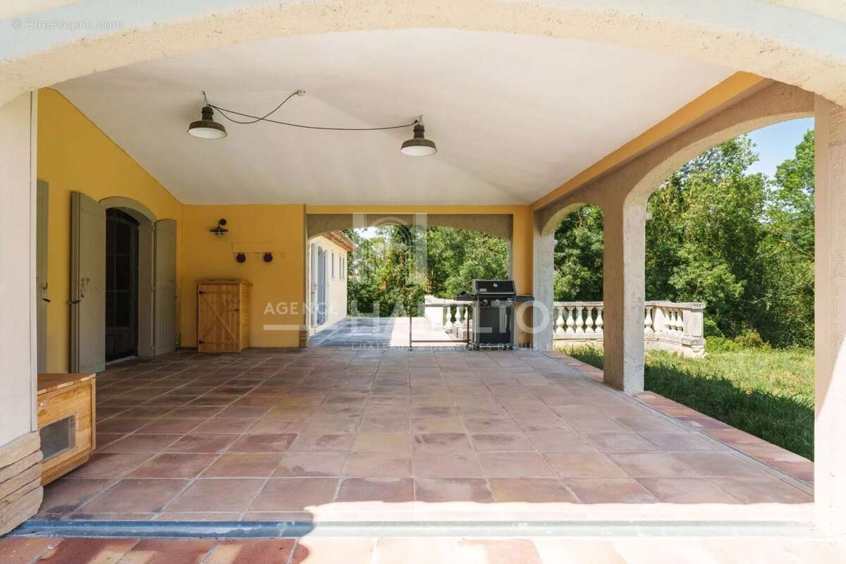 Maison à CHATEAUNEUF-GRASSE