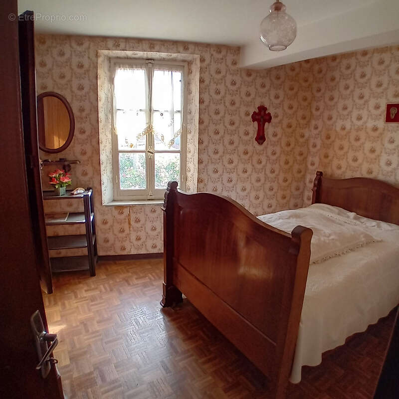 Maison à VILLENEUVE-LES-MONTREAL