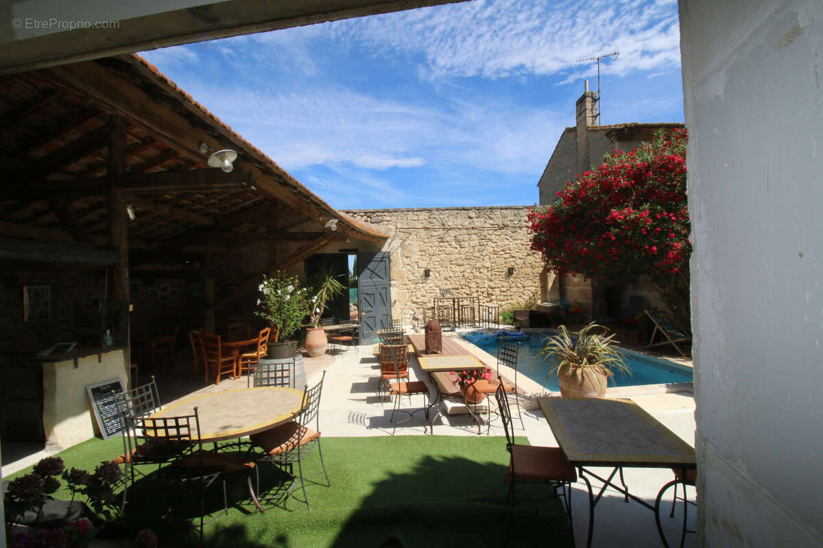 Maison de maître avec jardin, pisicine, parkings. - photo 6