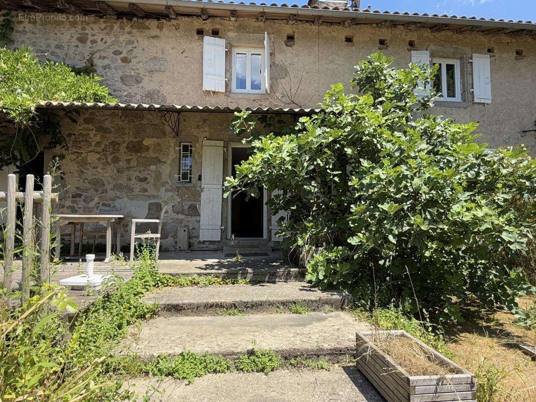 Maison à SAINT-BARTHELEMY-DE-BUSSIERE