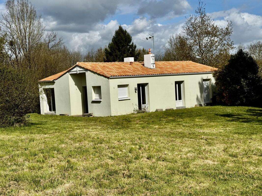 Maison à LE GIROUARD