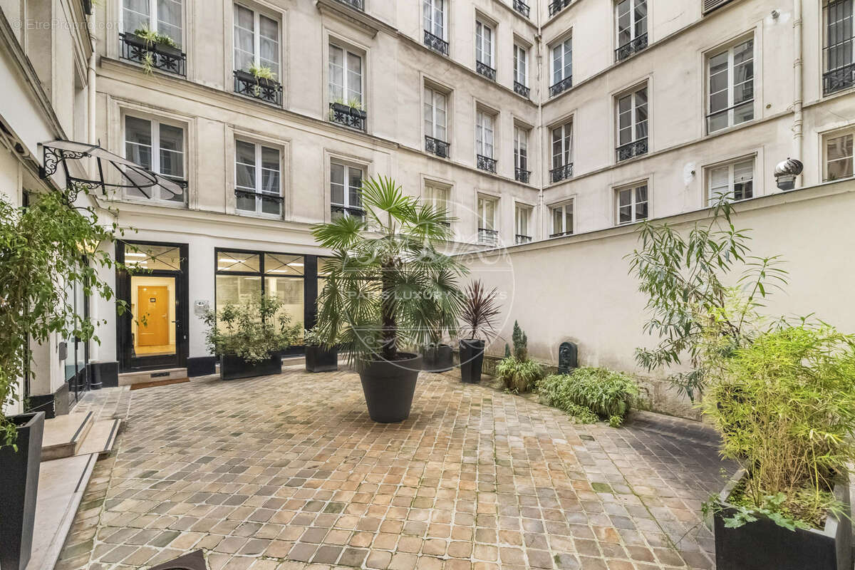 Appartement à PARIS-8E