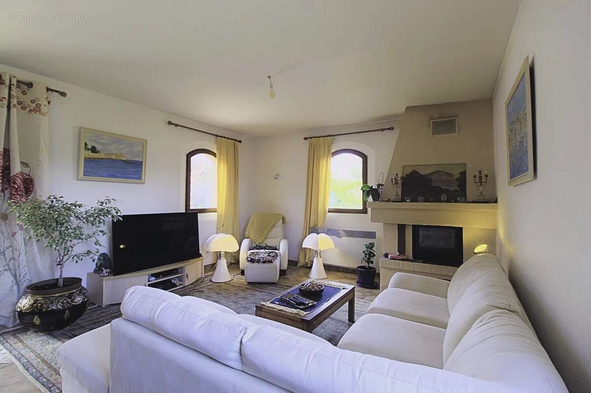 Maison à SAINT-CEZAIRE-SUR-SIAGNE