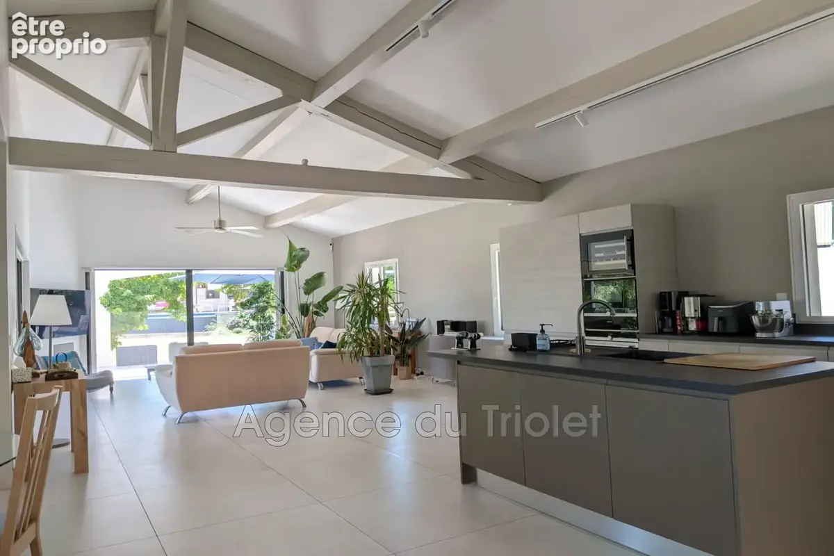Maison 218 m² à Saint-Clement-De-Riviere  - photo 2
