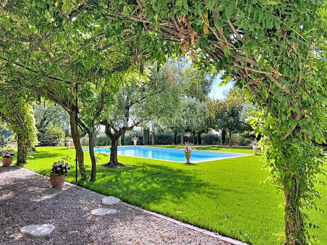 Maison à CHATEAUNEUF-GRASSE