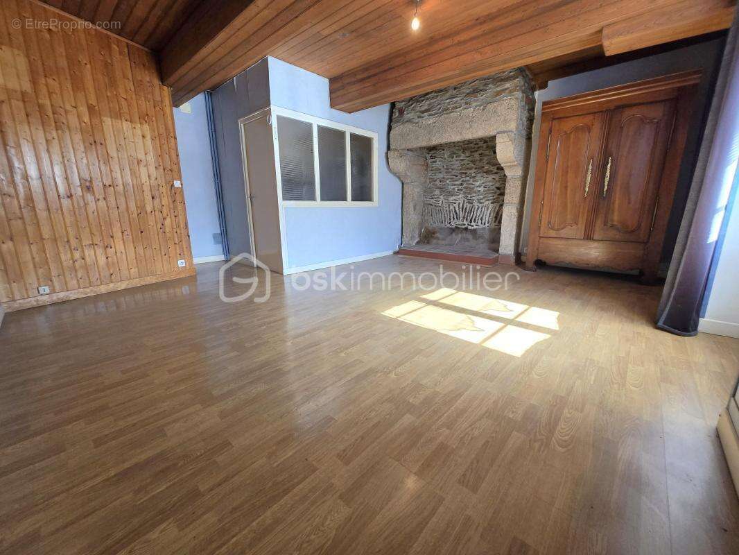 À Dinan, dans le secteur recherché de Léhon, maison de ville en pierre avec garage et courette - photo 9