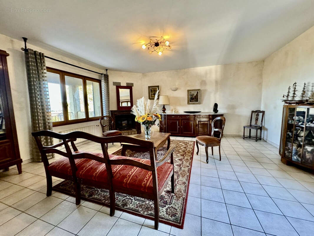 Proche du Brusc - Grande villa provençale vue mer divisée en plusieurs appartements - photo 4