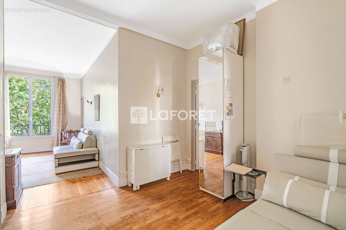 Appartement à PARIS-16E