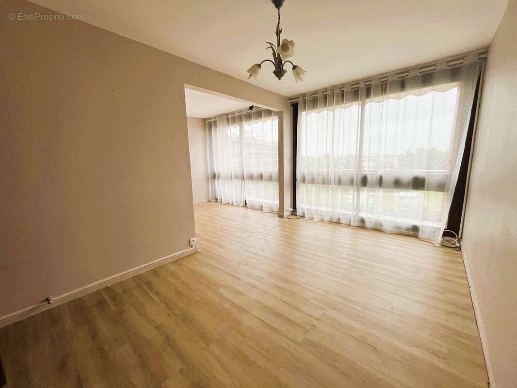 Appartement à FONTENAY-LE-FLEURY