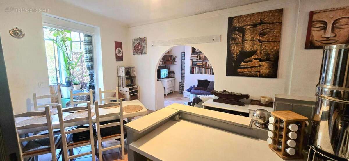 Draguignan centre , t3 lumineux avec véranda , idéal habitation ou investissement - photo 2