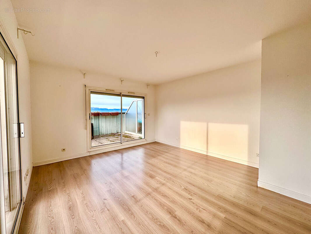 Appartement à COLLONGES-SOUS-SALEVE