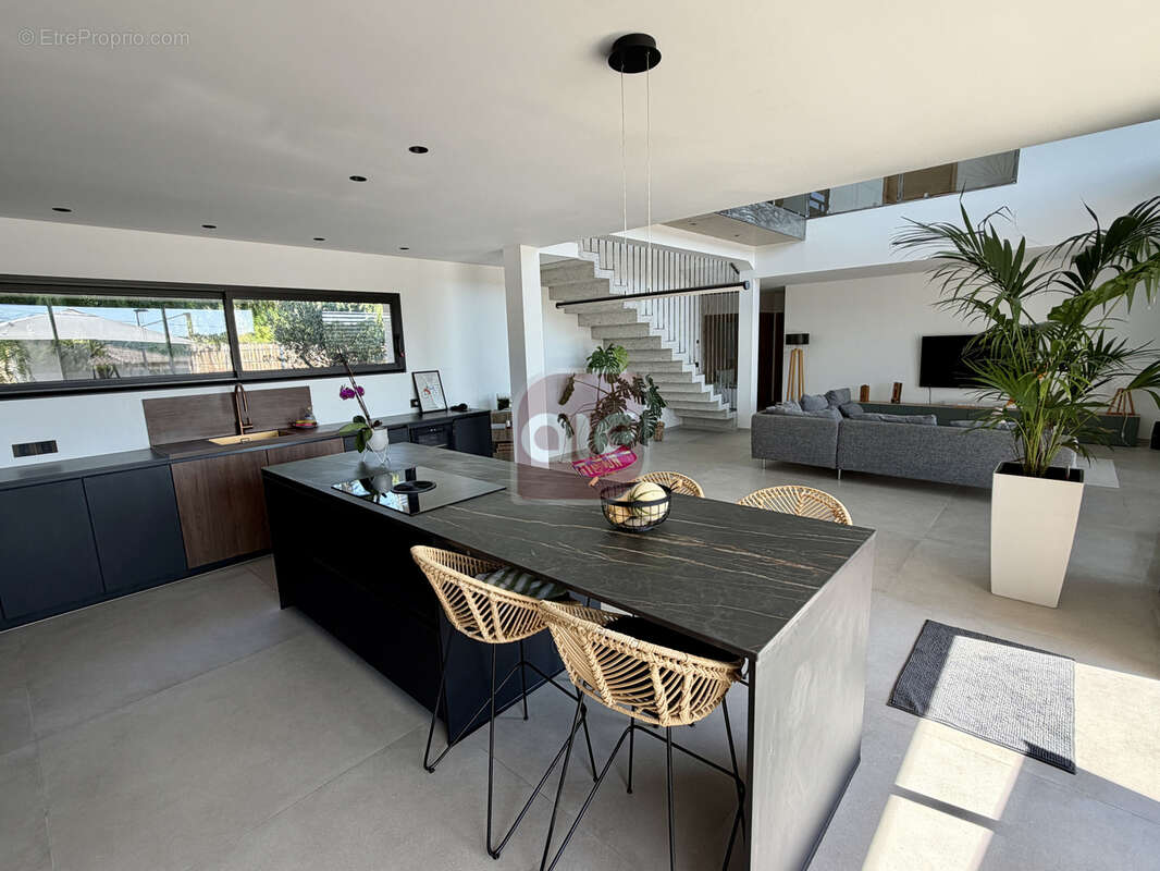 PRADES LE LEZ: Superbe contemporaine de près de 180 m2 sur une parcelle de 700 m2 avec piscine - photo 6