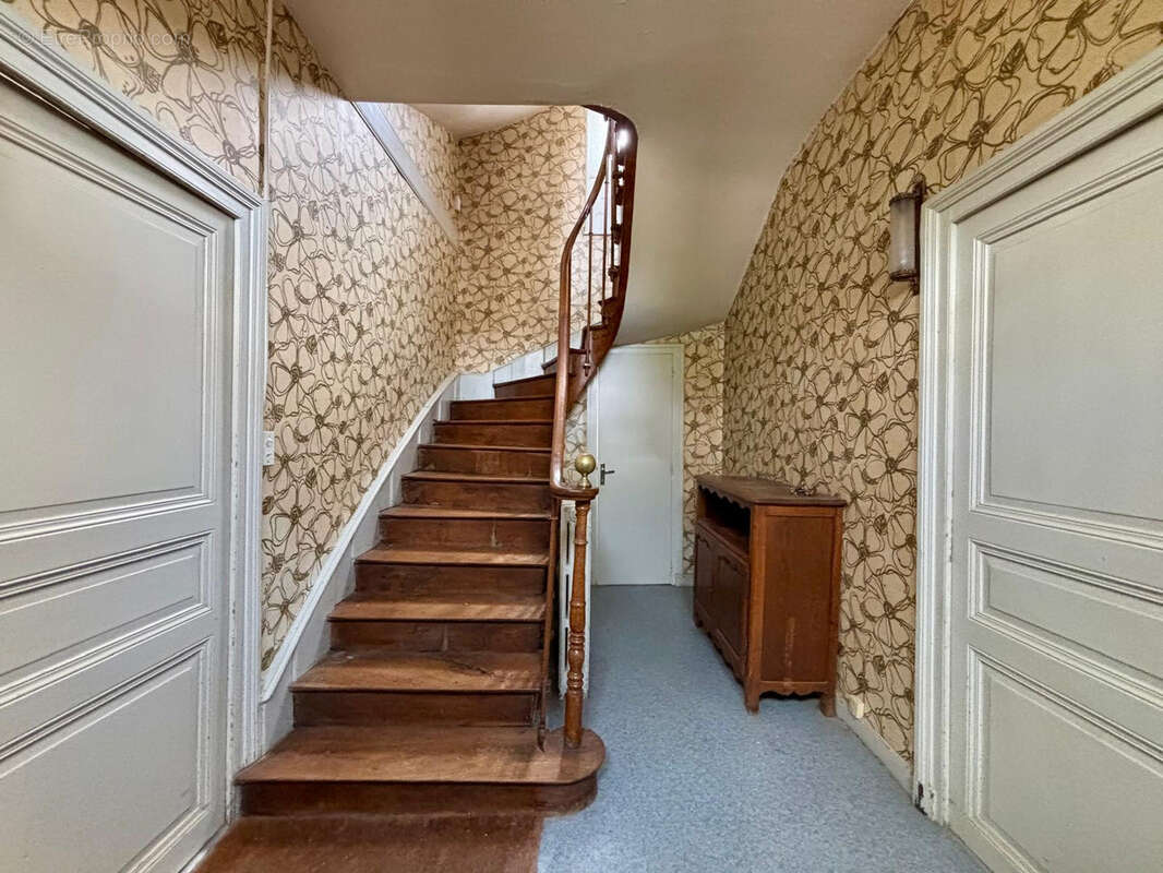 Charmante maison en pierre de 139 m2 avec préau, garage et cave - photo 3