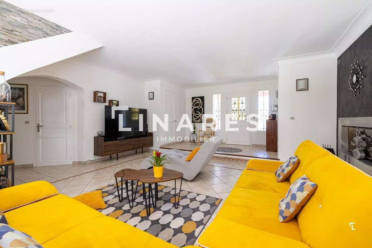 Maison à SIMIANE-COLLONGUE