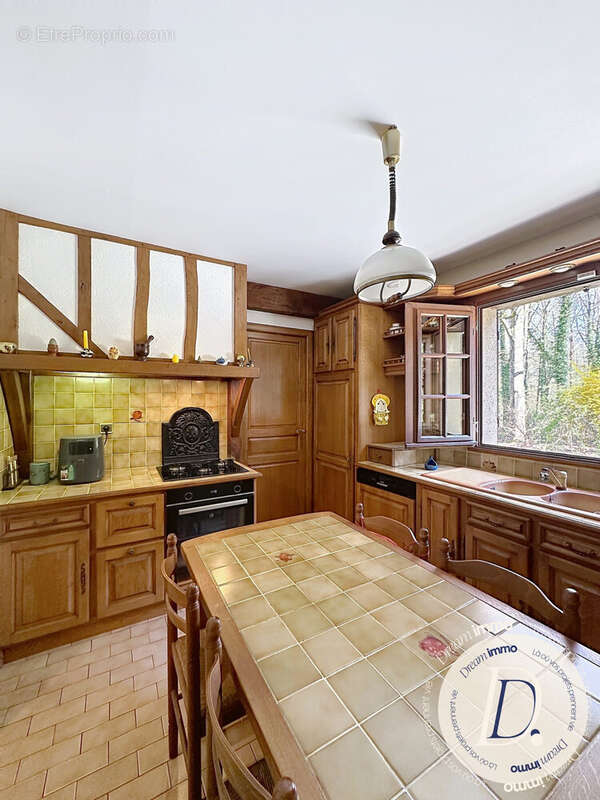 Cuisine dinatoire en chêne. - Maison à CIVIERES