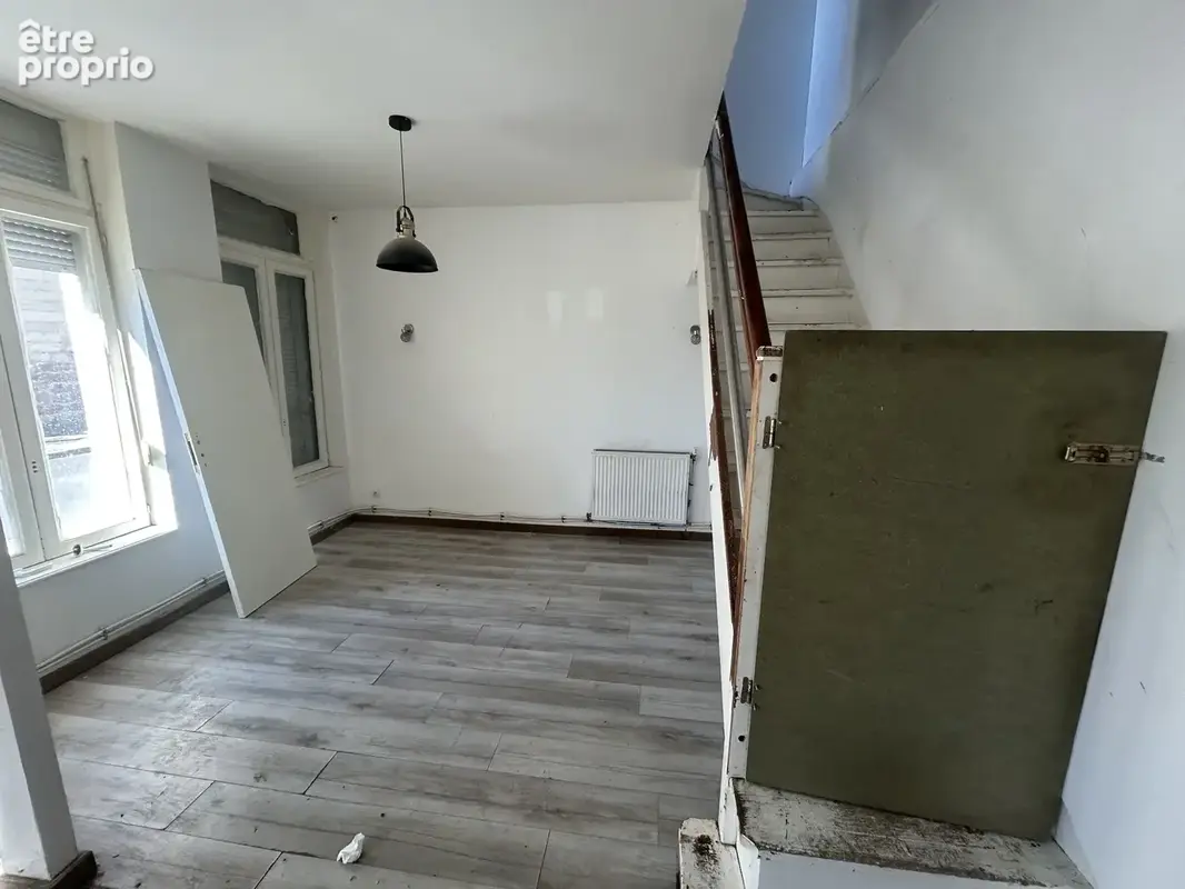 Hyper centre, maison semi individuelle à rénover de 92m2 avec petit extérieur !! - photo 3